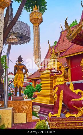 Die Skulptur der Singha-Löwenwache und wunderschöne Laternen im Lanna-Stil am Eingang zum Silver Temple's Viharn, Chiang Mai, Thailand Stockfoto