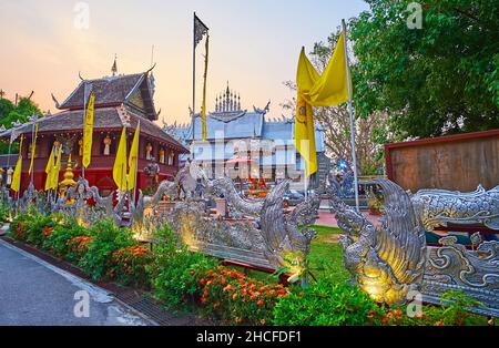 Der dekorativ geformte Zaun des Silbertempels mit Naga-Schlangen und den Dächern der Schreine im Hintergrund, Chiang Mai, Thailand Stockfoto