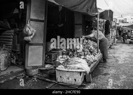 Ein Verkaufsstand für frisches Obst und Gemüse auf dem Nyaung shwe Markt in der Nähe des Inle Lake, Myanmar Stockfoto