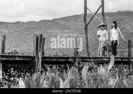 Eine hölzerne Brücke wurde verwendet, um entlang der Städte von Inle Lake, Shan Region, Myanmar, als der Wasserstand steigt Stockfoto