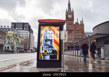 London, Großbritannien. 28th Dez 2021. Eine Werbung der Regierung an einer Bushaltestelle in King's Cross fordert die Menschen dazu auf, ihre COVID-19-Impfstofferhöhung zu erhalten, da sich die Omicron-Variante des Coronavirus weltweit ausbreitet. Kredit: SOPA Images Limited/Alamy Live Nachrichten Stockfoto