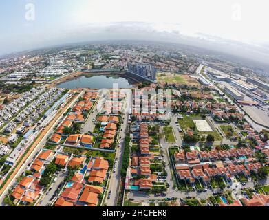 Talatona Angola - 12 24 2021: Luftdrohnenfotografie der Stadt Talatona in Belas, Wohngebiet mit Wohnanlagen mit Luxushäusern und Luxus aus Stockfoto