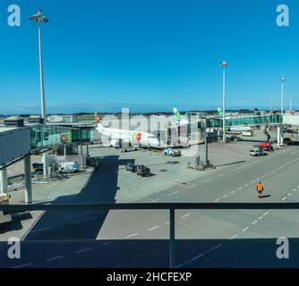 Porto Portugal 09 19 2021: Außenansicht der Start- und Landebahn sowie Aufzug und Wartung von Flugzeugen und Fracht am Flughafen Porto Stockfoto