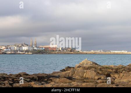 Sandycove, Dublin, Irland, 13. November 2021: Blick auf den Hafen von Dun Laoghaire von Sandycove in der Nähe von Dublin, Irland. Stockfoto