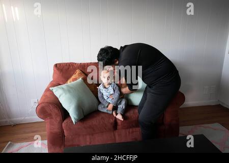 Austin, TX, USA. 19th. November 2021. Eine afghanische Familie posiert in ihrer neuen Wohnung in der Nähe der University of Texas in Austin. Drei Monate lang werden Flüchtlinge, die vor den Unruhen in Afghanistan fliehen, nach Texas umgesiedelt, wobei viele alleinstehende Männer, große Familien mit Kindern, unter Dutzenden von Wohnungen in Austin, Texas, settelten. Religiöse Gruppen haben sich verstärkt, um die Bemühungen um die Einrichtung von Häusern für Hunderte von Flüchtlingen zu koordinieren. (Bild: © Bob Daemmrich/ZUMA Press Wire) Stockfoto