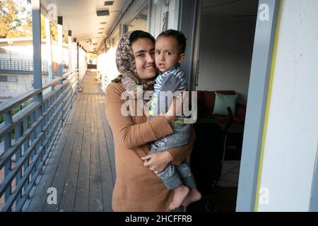 Austin, TX, USA. 19th. November 2021. Eine afghanische Familie posiert in ihrer neuen Wohnung in der Nähe der University of Texas in Austin. Drei Monate lang werden Flüchtlinge, die vor den Unruhen in Afghanistan fliehen, nach Texas umgesiedelt, wobei viele alleinstehende Männer, große Familien mit Kindern, unter Dutzenden von Wohnungen in Austin, Texas, settelten. Religiöse Gruppen haben sich verstärkt, um die Bemühungen um die Einrichtung von Häusern für Hunderte von Flüchtlingen zu koordinieren. (Bild: © Bob Daemmrich/ZUMA Press Wire) Stockfoto