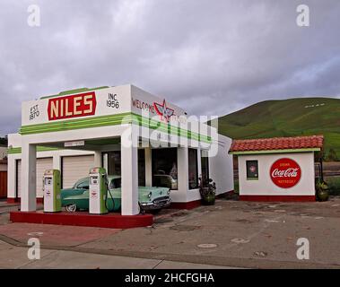 Niles Flying A, ehemals Solon Brothers Tankstelle, ist heute ein Social-Club-Veranstaltungsort für Oldtimer im Niles-Viertel von Fremont, Kalifornien Stockfoto