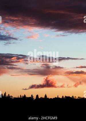 Vertikale Aufnahme eines hellen Sonnenuntergangs über Seattle, USA Stockfoto