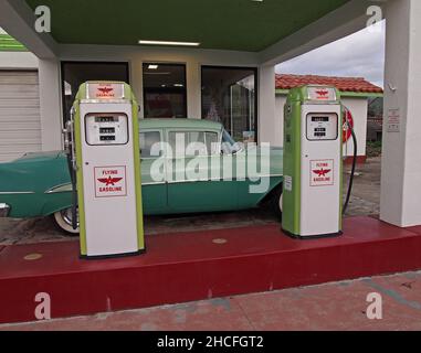 Vintage-Benzin-Pumpen bei Niles Flying A, ehemals Solon Brothers Tankstelle, jetzt ein Oldtimer-Social-Club-Veranstaltungsort im Niles-Bezirk von Fremont, Kalifornien Stockfoto