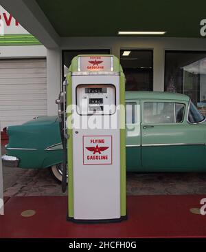 Die alte Benzinpumpe bei Niles Flying A, ehemals Solon Brothers Tankstelle, ist heute ein Social-Club-Veranstaltungsort für Oldtimer im Niles-Viertel von Fremont, Kalifornien Stockfoto