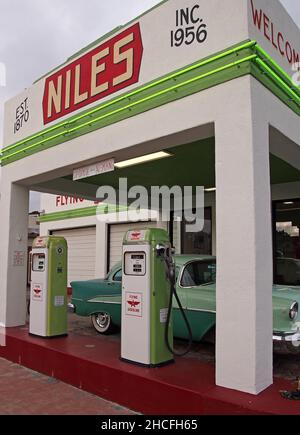 Niles Flying A, ehemals Solon Brothers Tankstelle, ist heute ein Social-Club-Veranstaltungsort für Oldtimer im Niles-Viertel von Fremont, Kalifornien Stockfoto