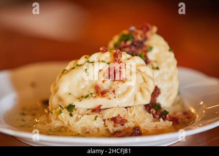 Nahaufnahme von Sauerkraut auf einem Teller in einem Restaurant Stockfoto