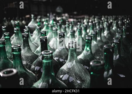 Nahaufnahme von Reihen grüner Flaschen in einem Weingut Stockfoto