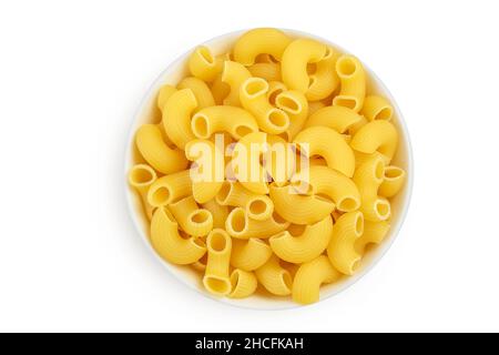 Rohe Makkaroni-Pasta in Keramikschale isoliert auf weißem Hintergrund mit Clipping-Pfad und voller Schärfentiefe. Draufsicht. Flach liegend Stockfoto