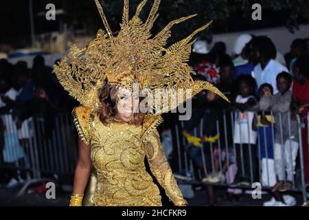 Frau, die bei der Junkanoo-Straßenparade zu Musik tanzt Stockfoto