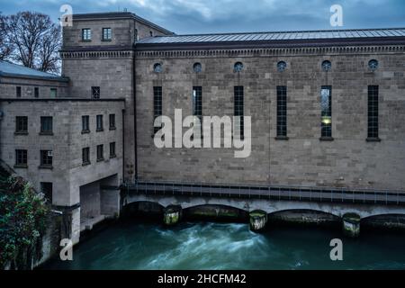 Wasserkraftwerk Raffelberg in Mülheim an der Ruhr, Speldorf, Deutschland. Eines der Wassertore ist geöffnet und das grüne Wasser schwimmt. Stockfoto