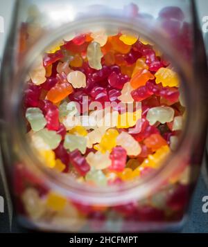 Vertikale Draufsicht auf ein Glas mit bunten Gourmet-Gummibären Stockfoto