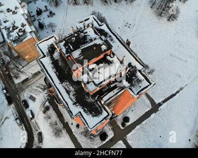 Luftaufnahme der GSM- und Telekommunikations-Antennen auf dem Dach des mehrstöckigen städtischen Gebäudes Stockfoto