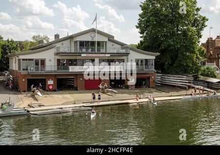 Marlow, Großbritannien - 19. Juli 2021: Studenten und Lehrer genießen Unterricht auf der Themse im Marlow Rowing Club an einem sonnigen Sommernachmittag in Buc Stockfoto