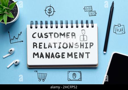 Konzept CRM oder Customer Relationship Management. Die Inschrift im Notizbuch Stockfoto