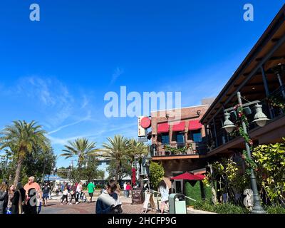 Orlando, FL, USA – 28. Dezember 2021: Einkaufsmöglichkeiten und Restaurantbesuche in Disney Springs, einem Einkaufszentrum im Freien in Orlando, Florida. Stockfoto