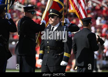 Dallas, Texas, USA. 28. Dezember 2021: Ehrenwache marschiert auf dem Feld vor dem ServPro First Responder Bowl-Spiel zwischen der United States Air Force Academy und den Kardinälen der University of Louisville im Gerald J. Ford Stadium in Dallas, TX. Air Force führt die erste Halbzeit gegen Louisville, 28-14. Patrick Green/CSM Credit: CAL Sport Media/Alamy Live News Stockfoto