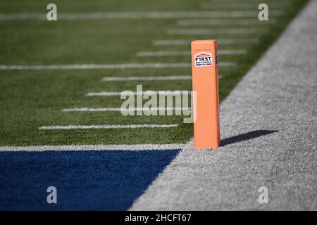 Dallas, Texas, USA. 28. Dezember 2021: Logo des ServPro First Responder Bowl Pylon während des ServPro First Responder Bowl Spiels zwischen der United States Air Force Academy und den University of Louisville Cardinals im Gerald J. Ford Stadium in Dallas, TX. Air Force führt die erste Halbzeit gegen Louisville, 28-14. Patrick Green/CSM Credit: CAL Sport Media/Alamy Live News Stockfoto