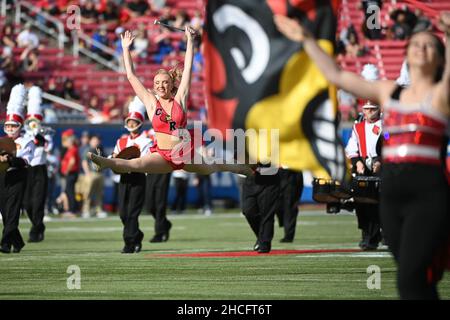 Dallas, Texas, USA. 28. Dezember 2021: Louisville Cardinals Marching vor dem ServPro First Responder Bowl-Spiel zwischen der United States Air Force Academy und den University of Louisville Cardinals im Gerald J. Ford Stadium in Dallas, TX. Air Force führt die erste Halbzeit gegen Louisville, 28-14. Patrick Green/CSM Credit: CAL Sport Media/Alamy Live News Stockfoto