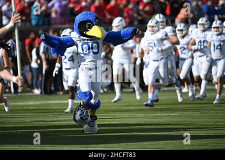 Dallas, Texas, USA. 28. Dezember 2021: Air Force Falcons Mascot The Bird läuft mit dem Team während des ServPro First Responder Bowl-Spiels zwischen der United States Air Force Academy und den University of Louisville Cardinals im Gerald J. Ford Stadium in Dallas, TX. Air Force führt die erste Halbzeit gegen Louisville, 28-14. Patrick Green/CSM Credit: CAL Sport Media/Alamy Live News Stockfoto