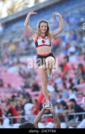 Dallas, Texas, USA. 28. Dezember 2021: Cheerleader der Louisville Cardinals tritt am Rande des ServPro First Responder Bowl-Spiels zwischen der United States Air Force Academy und den University of Louisville Cardinals im Gerald J. Ford Stadium in Dallas, TX, auf. Air Force führt die erste Halbzeit gegen Louisville, 28-14. Patrick Green/CSM Credit: CAL Sport Media/Alamy Live News Stockfoto