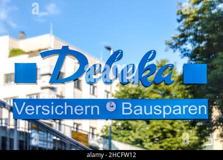 GIESSEN, DEUTSCHLAND - 2021 04 09: Ein Schild für eine DEBEKA-Krankenversicherungsstelle in der Stadt GIESSEN. Stockfoto