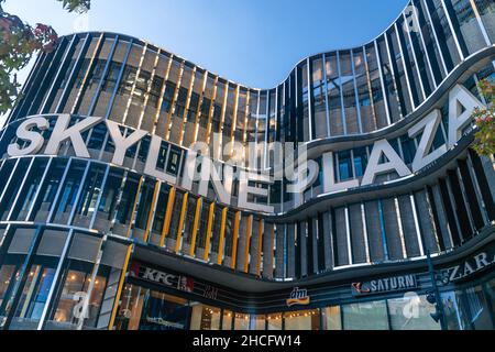 Frankfurt, Hessen/DEUTSCHLAND - Oktober 09 2021 Fassade des Einkaufszentrums Skyline Plaza in Frankfurt Stockfoto