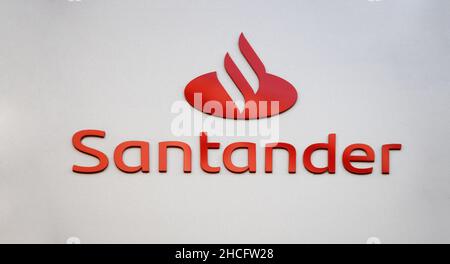 GIESSEN, DEUTSCHLAND - 2021 04 09: Ein Schild für ein Santander Bank Outlet in der Stadt GIESSEN. Stockfoto