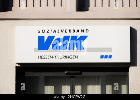 GIESSEN, DEUTSCHLAND - 2021 04 09: VDK-Zeichen an einer Hausfassade in Gießen Hessen. Stockfoto