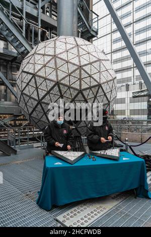 27. Dezember 2021, New York City, New York, USA: Die Installation von 192 Waterford Crystal Triangles auf dem Times Square New Years Ball auf dem Dach des One Times Square Building. (Bild: © Steve Sanchez/Pacific Press via ZUMA Press Wire) Stockfoto