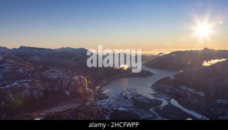 Luftaufnahme einer kleinen Stadt, Squamish, in Howe Sound Stockfoto