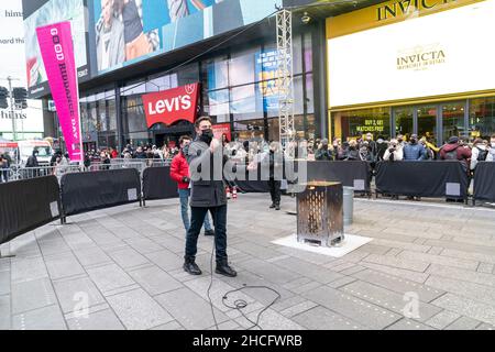 New York, NY - 28. Dezember 2021: Jonathan Bennett, Co-Moderator des Times Square Silvester spricht während des Good Riddance Day, als die Müllverbrennungsanlage in der lateinamerikanischen Tradition mitten auf dem Times Square aufgestellt wurde Stockfoto