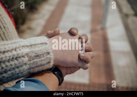 Verliebter Partner, der im Park im Freien die Hände hält. Stockfoto