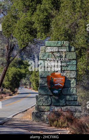 Rustikales Schild im Nationalpark, gebaut vom Civilian Conservation Corps im Pinnacles National Park, Kalifornien, USA Stockfoto