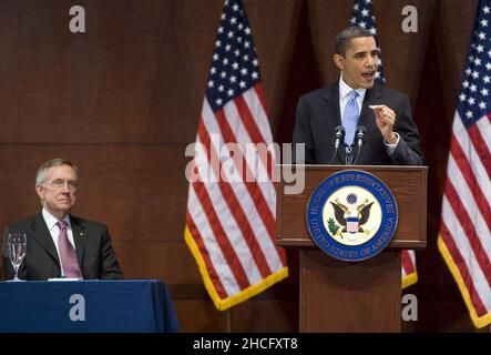 C Washington, USA. 20th März 2010. DC C-Präsident Barack Obama spricht mit Mitgliedern des Demokratischen Caucus des Repräsentantenhauses während eines Besuchs in Capitol Hill. Der Präsident besucht den Kongress am Vorabend der Abstimmung im Parlament über das Gesetz zur Gesundheitsreform. Er wird auf der Bühne vom Mehrheitsführer des Senats, Harry Reid (D-NV), begleitet. Foto: Kristoffer Tripplaar/ Kredit: SIPA USA/Alamy Live News Stockfoto