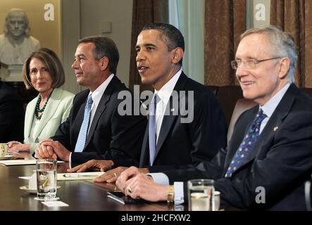 11. Juli 2011 - Washington, D.C. - US-Präsident Barack Obama (3rd l) trifft sich mit der (L-R) Repräsentantenhaus-Minderheitsführerin, Rep. Nancy Pelosi (D-CA), Sprecherin des Repräsentantenhauses, Rep. John Boehner (R-OH), Und der Mehrheitsführer des Senats, Senator Harry Reid (D-NV), im Kabinettsaal des Weißen Hauses am 11. Juli 2011 in Washington, DC. Präsident Obama setzte die Verhandlungen über Budget- und Schuldengrenzen mit den Republikanern und Demokraten im Kongress fort. Foto: Alex Wong/Pool/Sipa USA/1107112117 Stockfoto