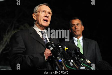 6. April 2011 - Washington, D.C. -der Sprecher John Boehner und der Mehrheitsführer des Senats, Harry Reid, geben nach einem Treffen mit Präsident Barack Obama im Weißen Haus am 6. April 2011 in Washington, DC, eine Erklärung ab. Präsident Obama lud den Sprecher John Boehner und den Mehrheitsführer des Senats, Harry Reid, zu einem späten Treffen am Mittwochabend ein, um die laufenden Verhandlungen über einen Finanzierungsentwurf zu erörtern, der uns das Ende des Haushaltsjahres ermöglichen soll. Bildnachweis: Olivier Douliery / Pool/Sipa USA/1104071440 Stockfoto