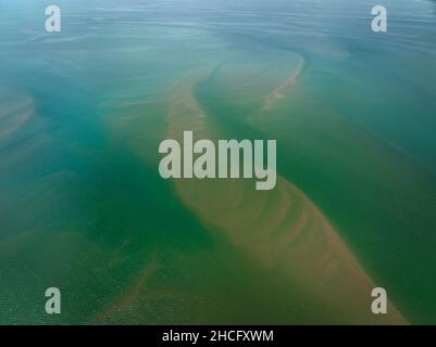 Muster im Sand des Meeresbeet bei Ebbe am Strand, Drohnen Luftmuster Stockfoto
