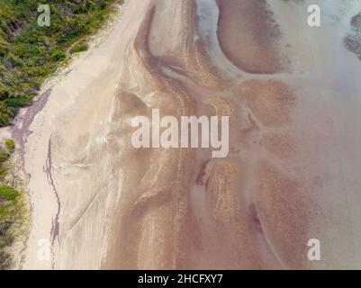 Muster im Sand des Meeresbeet bei Ebbe am Strand, Drohnen Luftmuster Stockfoto