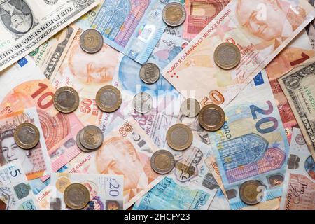 Hintergrund aus Papiergeld der verschiedenen Länder, US-Dollar, Euro, Sterlings, türkische Lira Finanzkrise.Papierrechnungen verschiedener Stückelungen, verstreut, Draufsicht. Stockfoto