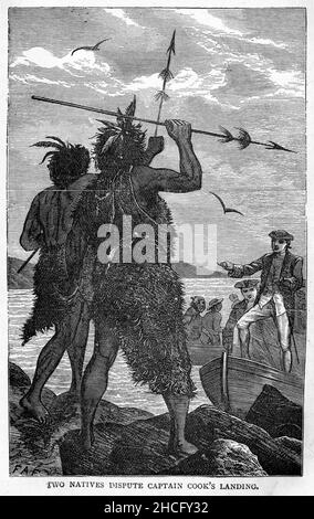 Zwei Ureinwohner bestreiten die Landung von Captain Cook während einer ihrer Erkundungsexpeditionen Ende 1700s, die um 1900 veröffentlicht wurden Stockfoto