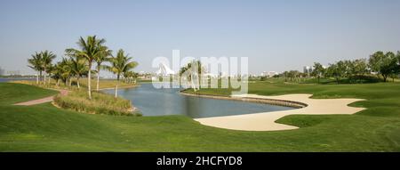 Der Dubai Creek Golf and Yacht Club, Vorläufer vieler Golfclubs in Dubai, wurde 1993 mit einem markant segelförmigen Clubhaus eröffnet. Stockfoto