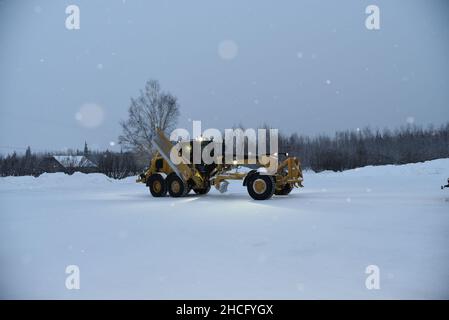 Ryan Lucke, Maschinenbaubetreiber beim U.S. Army Corps of Engineers – Alaska District, fährt am 7. Dezember einen Grader beim Chena River Lakes Flood Control Project in North Pole, Alaska. Mit durchschnittlich 62 Zoll Schnee pro Jahr arbeitet das Team am Staudamm daran, Straßen und Wege zu räumen, um der Gemeinde auch in den Wintermonaten einen Erholungsraum zu bieten. Stockfoto