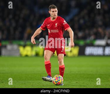 James Milner #7 von Liverpool übergibt den Ball Stockfoto