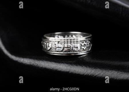 König Solomons Kabbalah Ring auch das soll Hebräisch auf schwarzem Hintergrund passieren Stockfoto